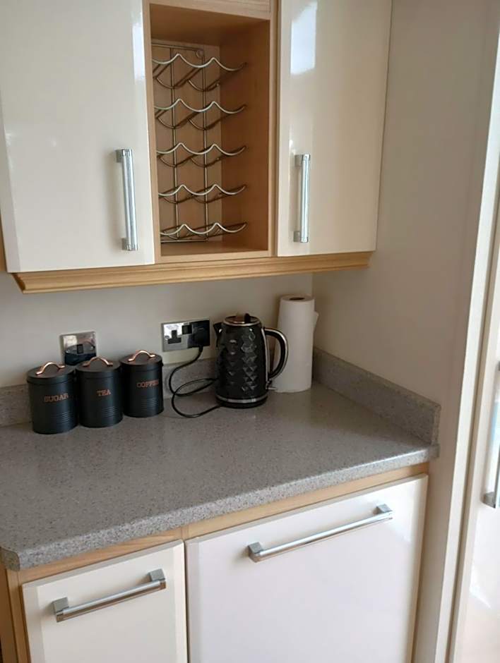 Luxury 2 bedroom caravan with large decking Close to beach