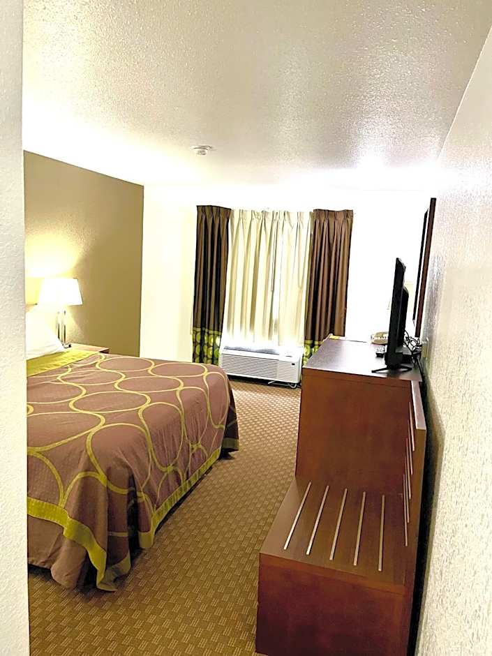 Super 8 by Wyndham Hinton