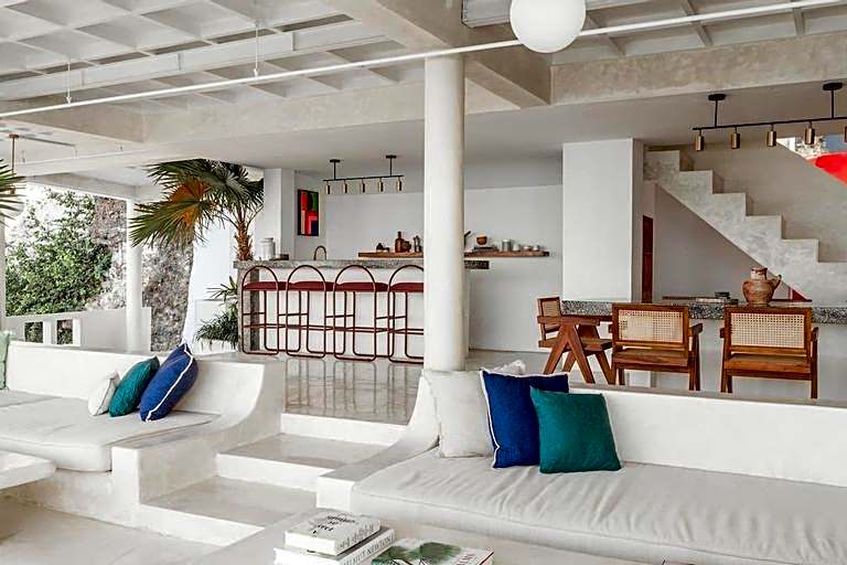 The Rocks - 6BR Beachfront Villa, Surf-in Location