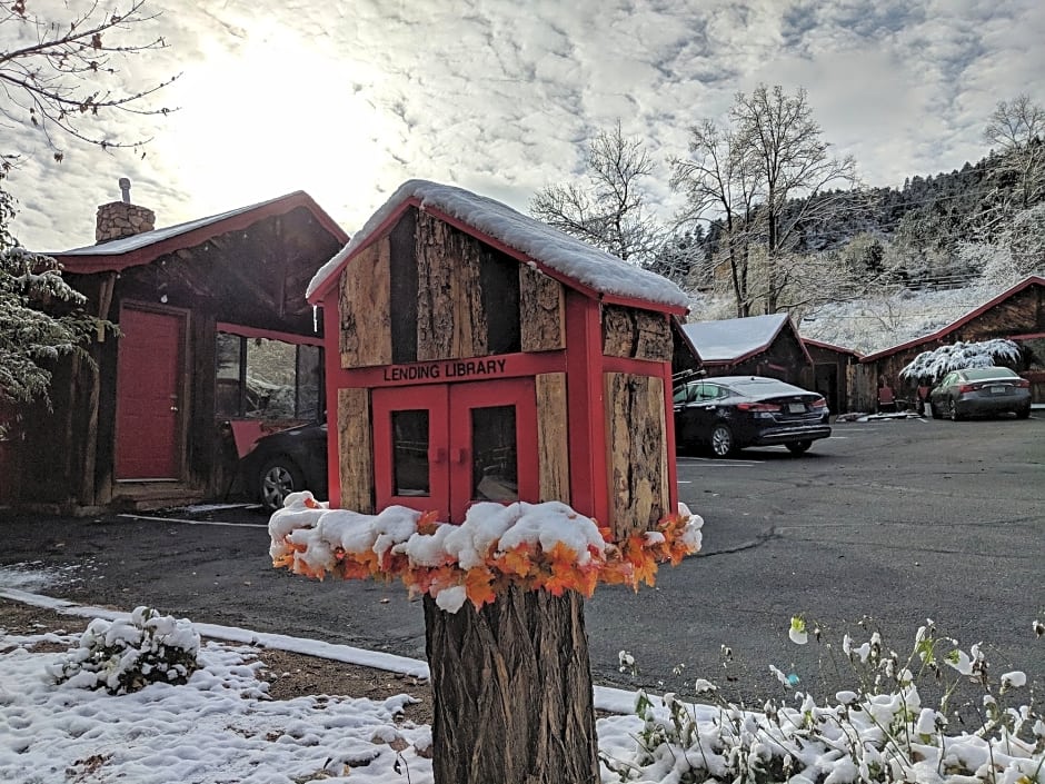 Foot of the Mountain Motel