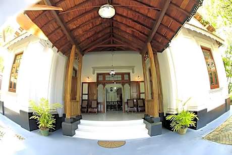 Bungalow with Pool Access