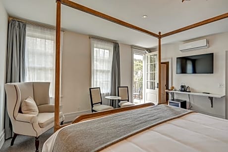 King Room with Balcony and River View - Surf Hotel