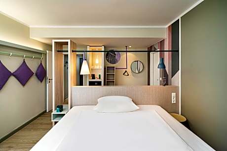 Standard Queen Room