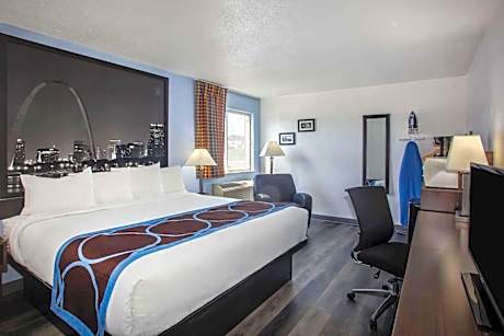 King Room with Roll-in Shower - Mobility Access/Non-Smoking