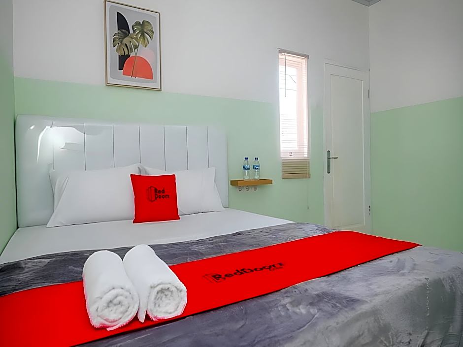 RedDoorz near Tugu Kartasura