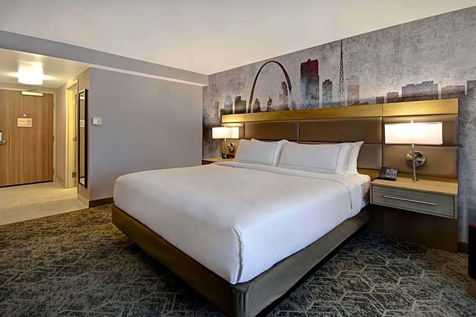 DoubleTree by Hilton St. Louis-Airport