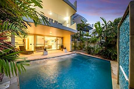 Absolute Beachfront Marcoola - Private Pool - Private Spa Bath - Games