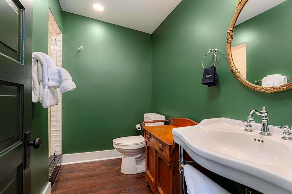 The NuWray Hotel & Carriage House