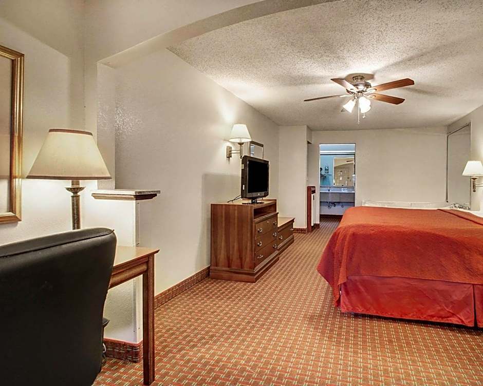 Quality Inn & Suites Clinton - Jackson West