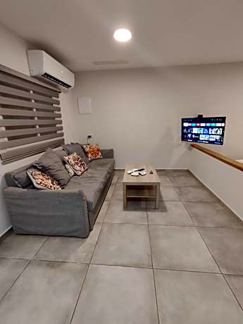 Michael's- A Lovely Studio Apartment