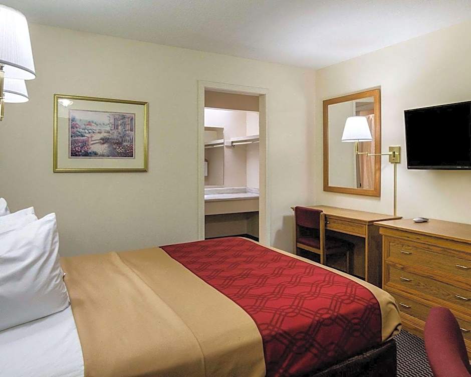 Econo Lodge Lawrence near University