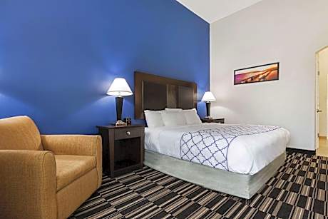 Deluxe King Room with Bathtub - Mobility/Hearing Accessible - Non-Smoking