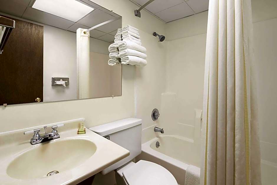 Super 8 by Wyndham Redfield