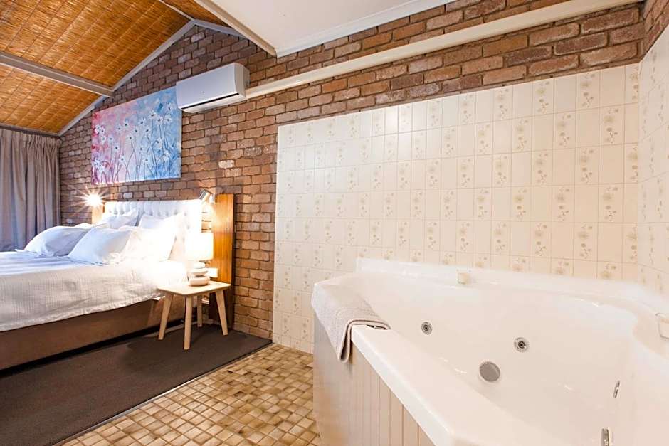 Farnham Court Motel and Restaurant