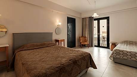 SUPERIOR ROOM POOL FRONT