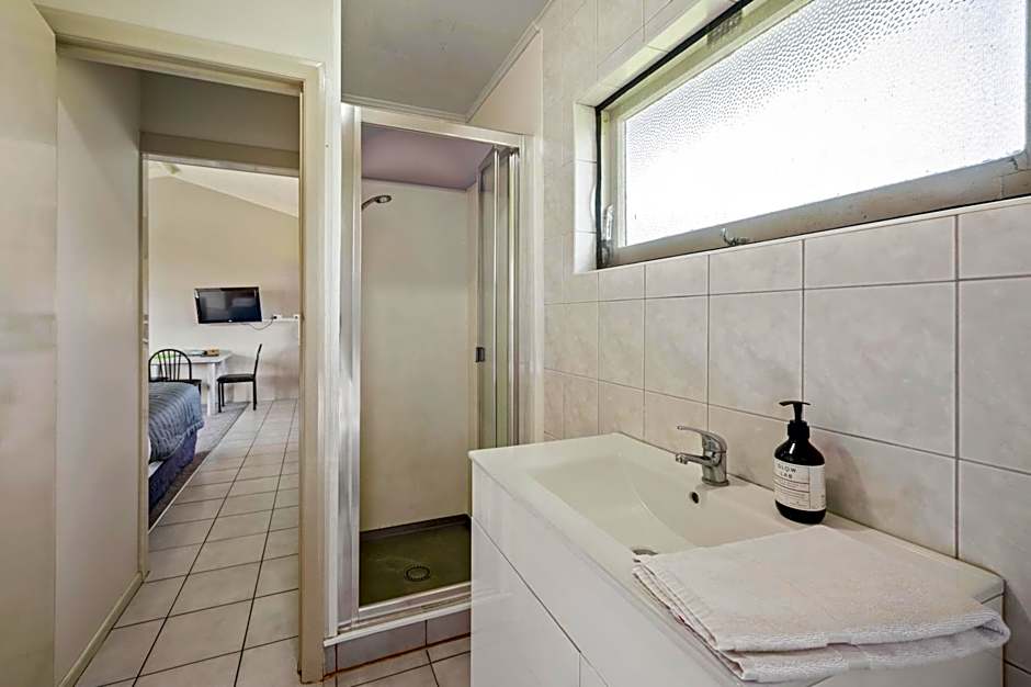 Jack & Di's Waiteti Lakefront Motel