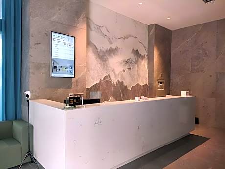 GreenTree Inn Express Zunyi Wuchuan Baoyuan City Plaza