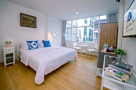 Deluxe King Room with Window