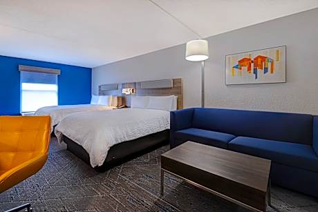 2 Queen Beds Suite Living Area
