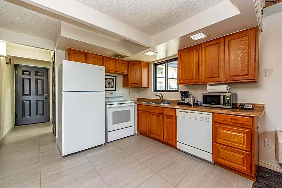 Oyster Bay Inn & Suites