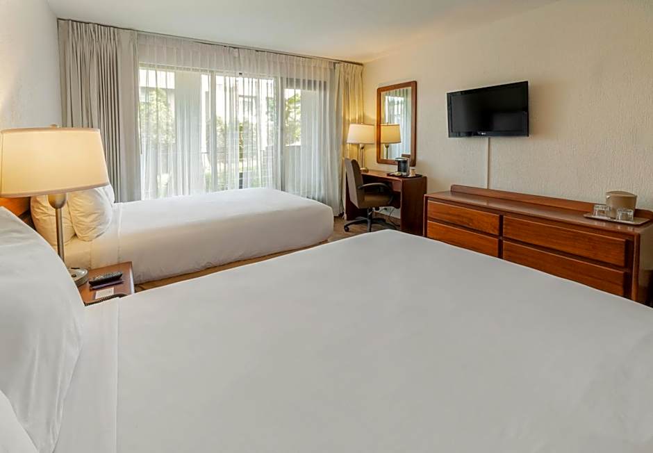 Irazu Hotel & Studios