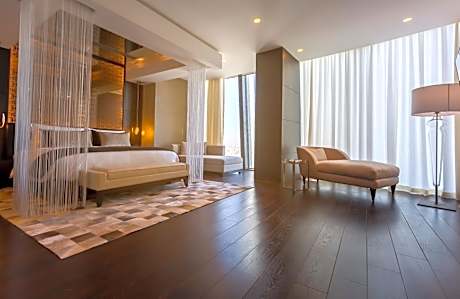 Crown Suite Boulevard View