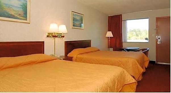 Econo Lodge Inn & Suites Forest
