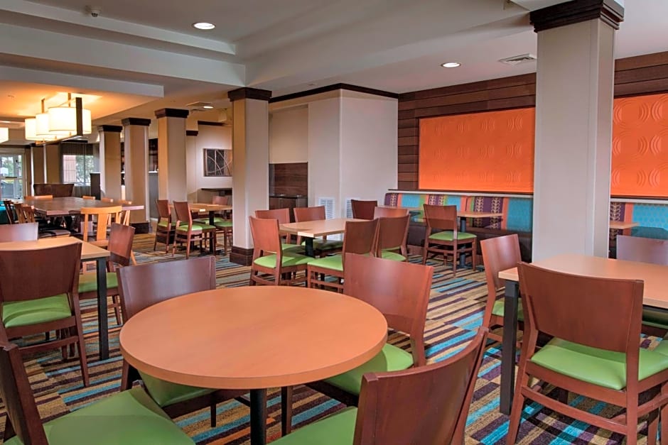 Fairfield Inn and Suites Charleston North/University Area