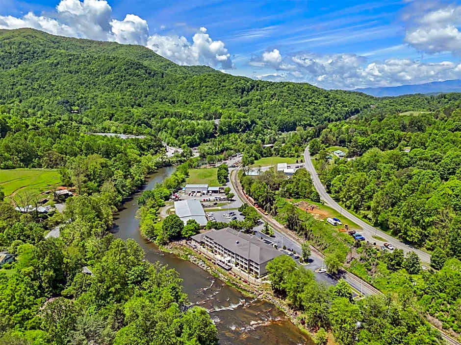 Best Western Plus River Escape Inn & Suites