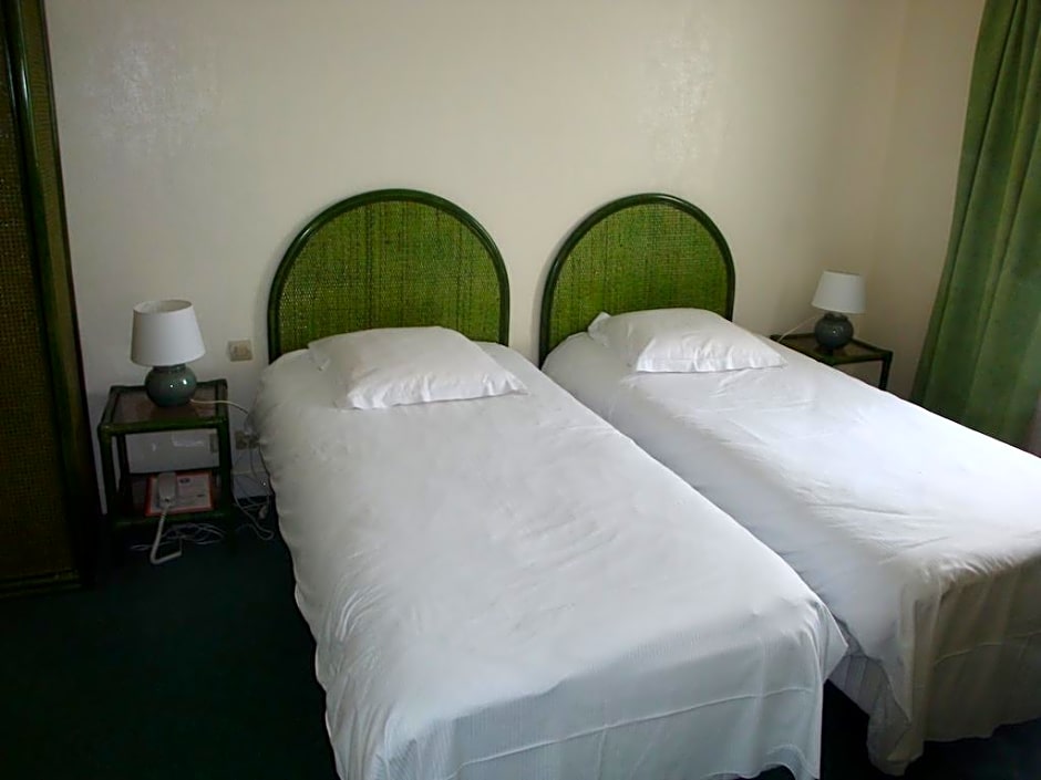 Hotel de l'Orme, Akena