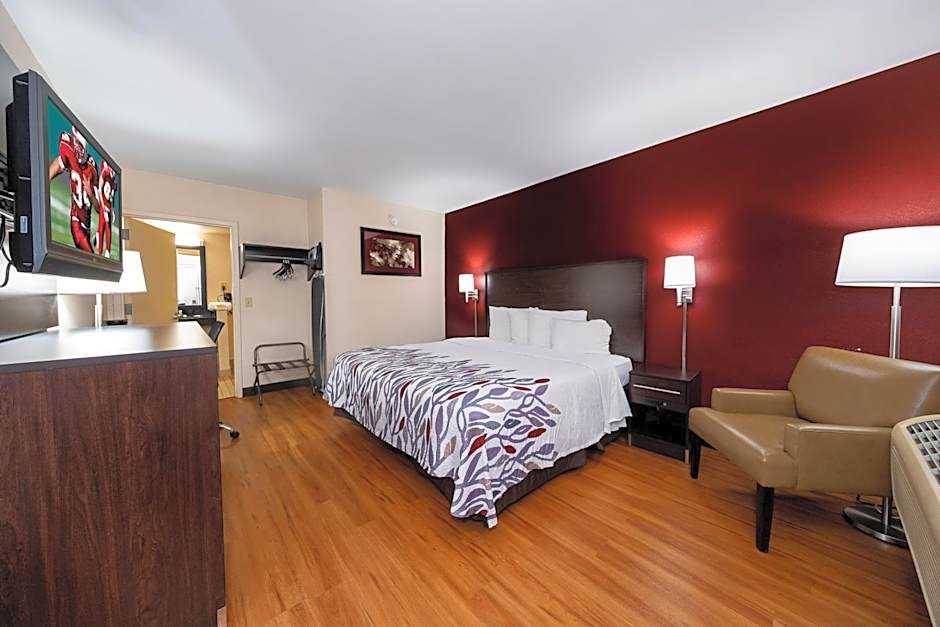 Photo 1 of 10 of Superior 1 King Bed, Accessible