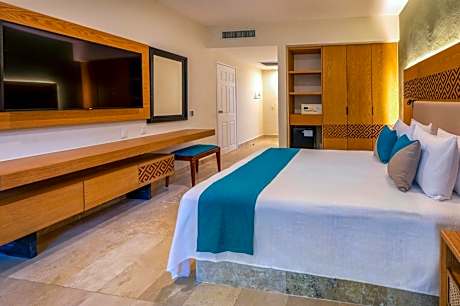 Accessible Queen Room with  Garden View and One Queen Bed, Non-Smoking