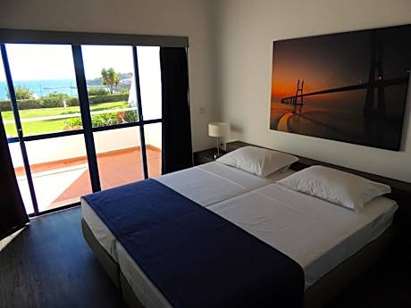 One-Bedroom Apartment with Frontal Sea View