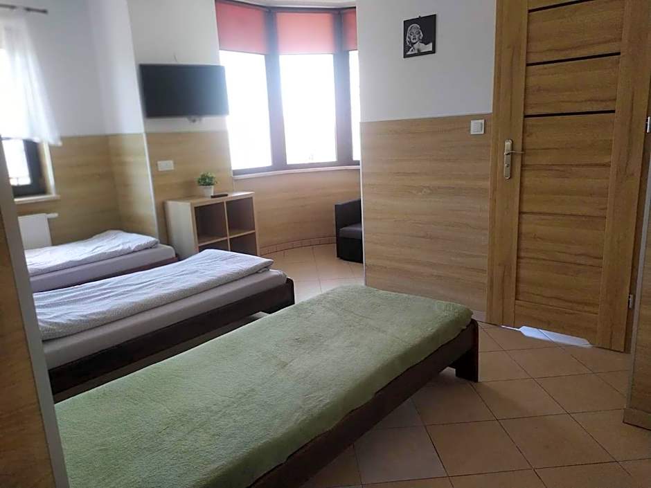 Pokoje Gościnne z łazienkami przy Wrocławiu, darmowy parking