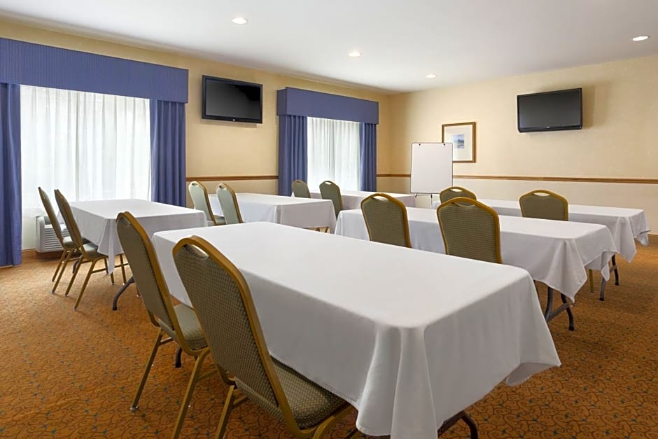 Country Inn & Suites by Radisson, Columbia, MO