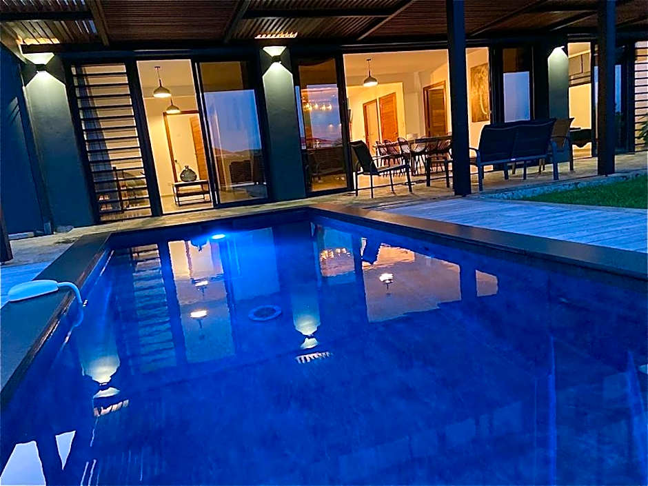 Villa Passion Cannelle de standing avec sa piscine vue mer