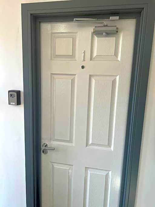 Newly refurbished studio, great location 8 studios