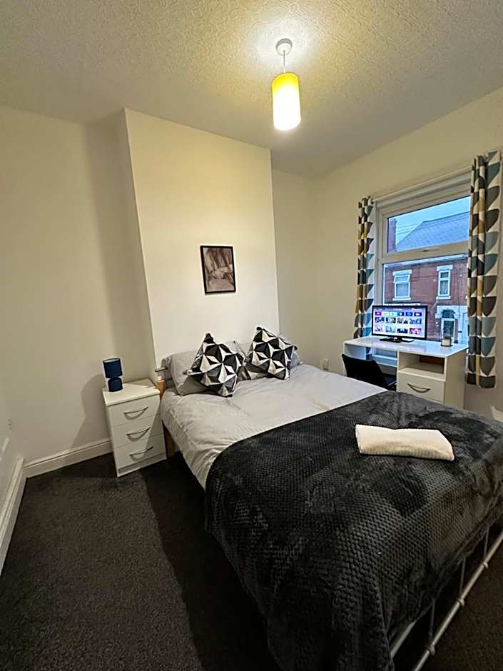 Lovely Town house Room 2