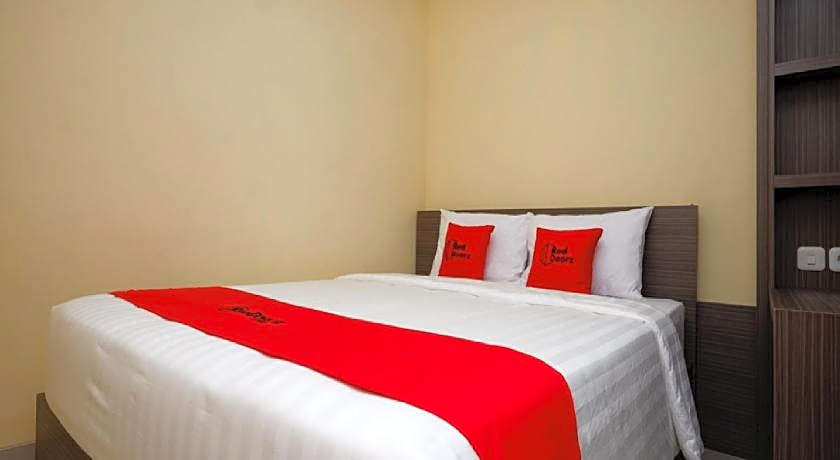 RedDoorz Plus near Paragon Mall Semarang