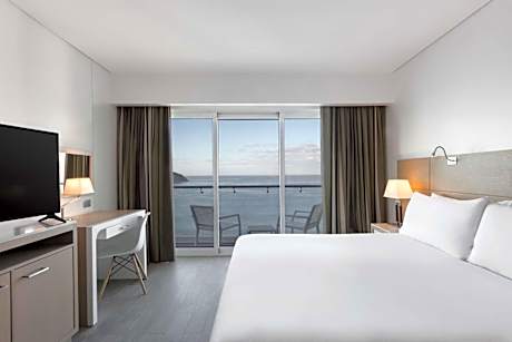 Deluxe Queen Room with Ocean Front