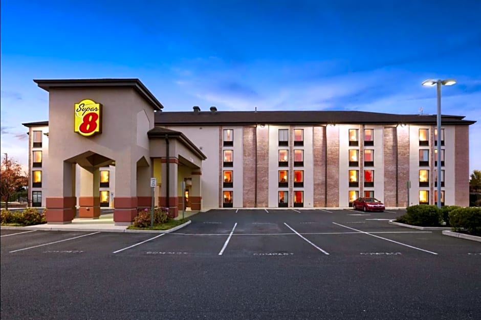 Super 8 by Wyndham Mount Laurel