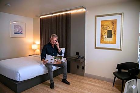 Queen Room with City View
