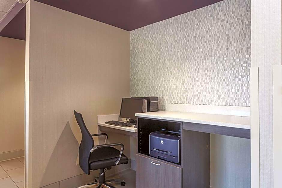 La Quinta Inn & Suites by Wyndham Jackson Airport/Pearl