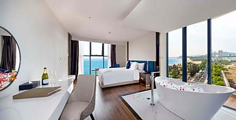 Suite - 1 King Bed, Nonsmoking, Honeymoon Room, Balcony, Sea View, Bathtub