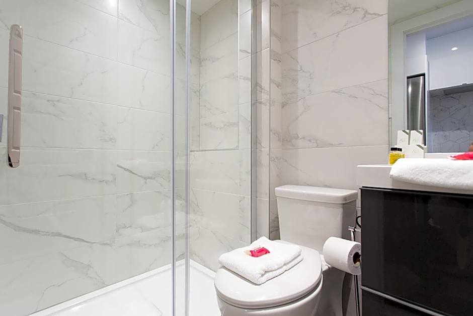 Scandinavian Studio with Full Kitchen and Bath by Den Stays