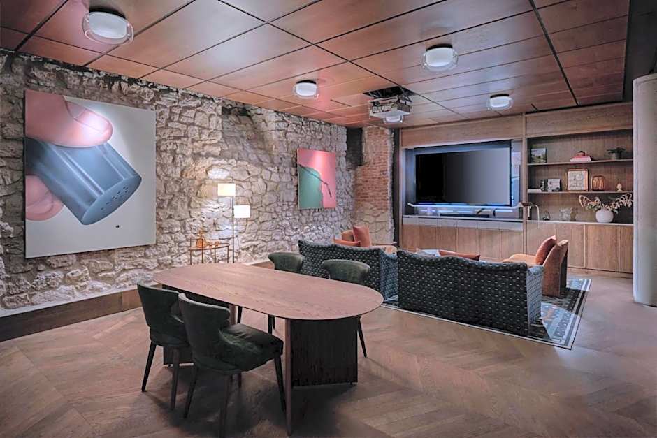 Stradom House, Autograph Collection