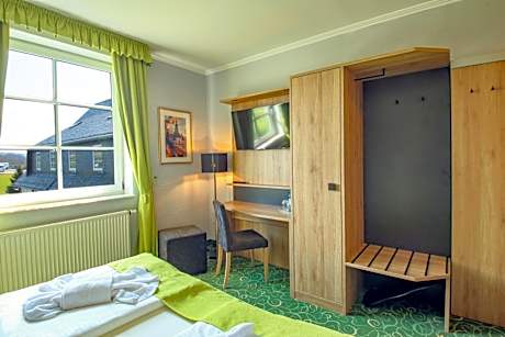 Family Room (2 Adults + 2 Children)