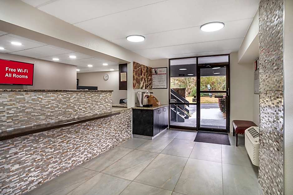 HomeTowne Studios by Red Roof Greenville