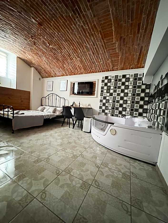 UNDERGROUND Jacuzzi Rooms