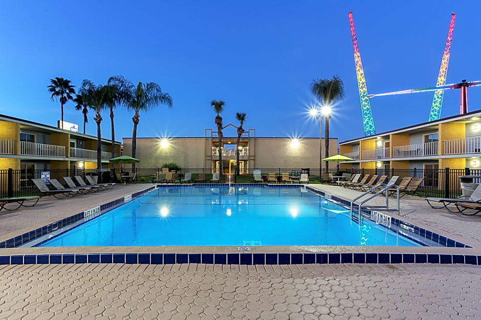 Celebration Suites At Old Town